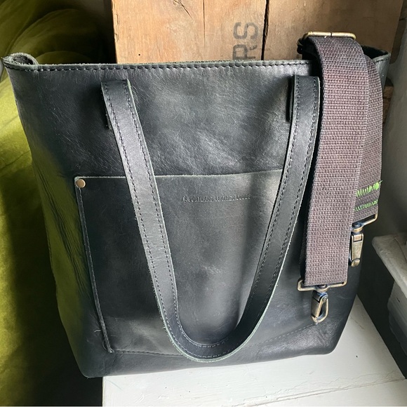 SMOOTH BLACK Portland Leather Goods Full Sized Zippered Crossbody tote FSCB - Picture 6 of 13